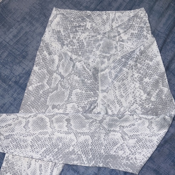 Snake Print Leggings - Picture 1 of 5